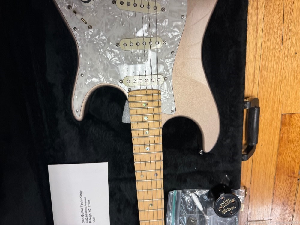 ZION ELECTRIC GUITAR WITH CASE, ORIGINAL.-img-37