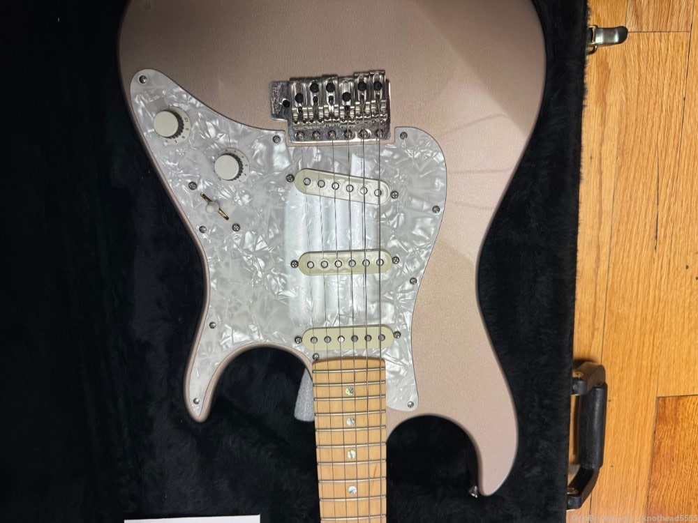 ZION ELECTRIC GUITAR WITH CASE, ORIGINAL.-img-36
