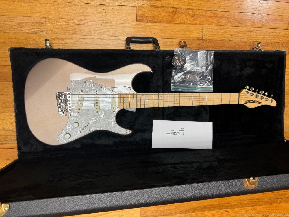 ZION ELECTRIC GUITAR WITH CASE, ORIGINAL.-img-3