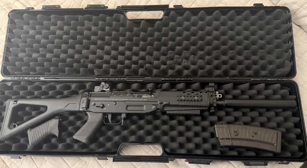 Sig 552-2 SP Commando TWO GUNS WITH TWO CONSECUTIVE SERIAL NUMBERS-img-0