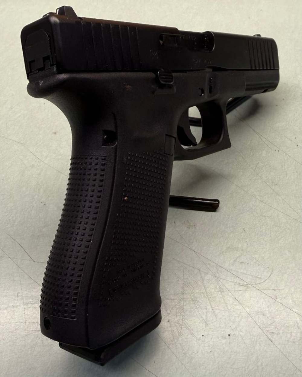 Glock 17 gen 5– 9mm – Excellent Condition – Original Box & 2 Magazines -img-4