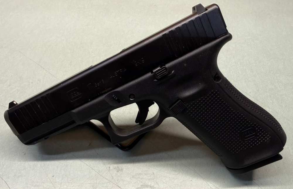 Glock 17 gen 5– 9mm – Excellent Condition – Original Box & 2 Magazines -img-2