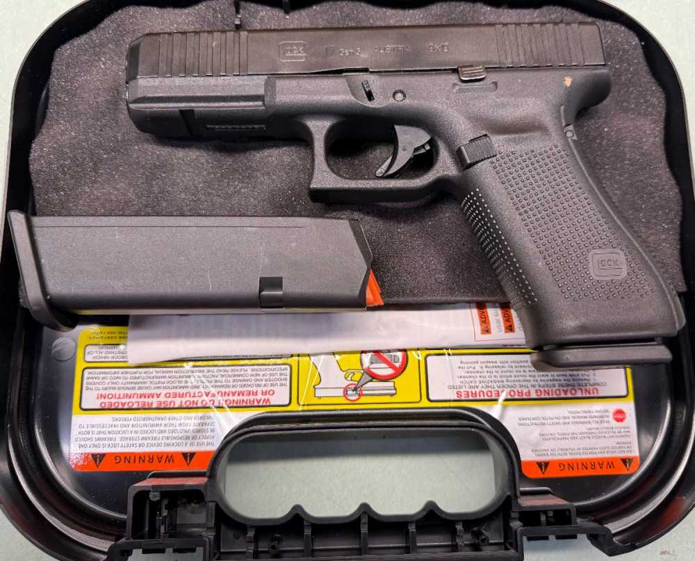 Glock 17 gen 5– 9mm – Excellent Condition – Original Box & 2 Magazines -img-0