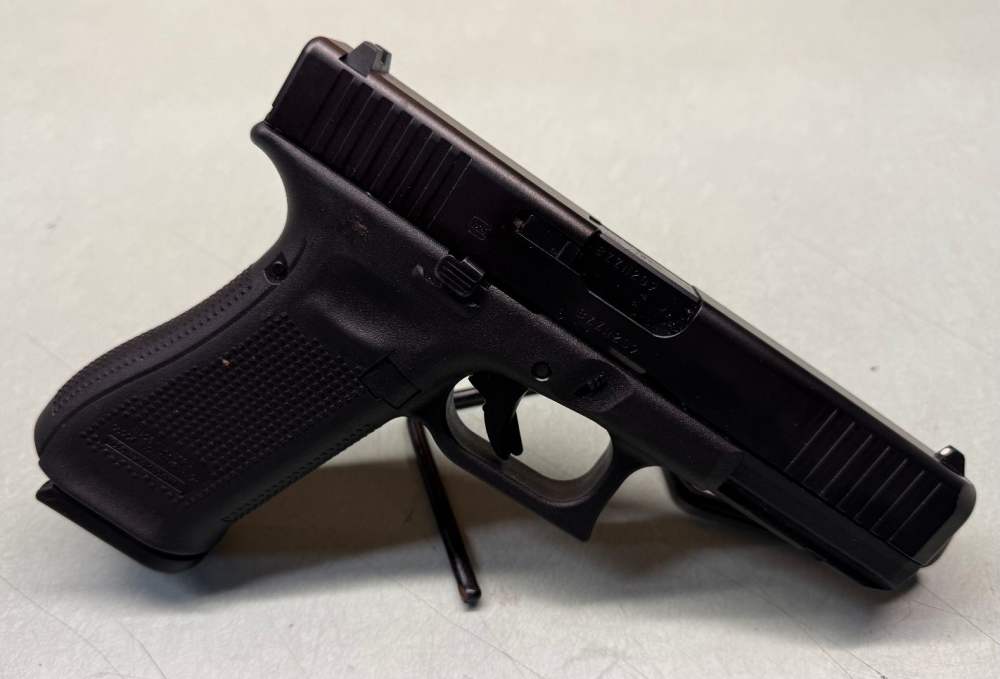 Glock 17 gen 5– 9mm – Excellent Condition – Original Box & 2 Magazines -img-5