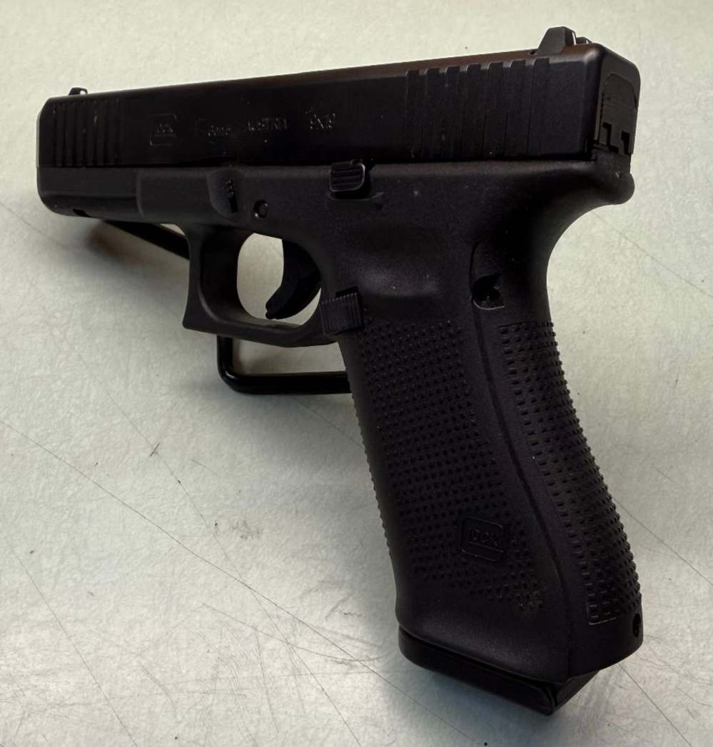 Glock 17 gen 5– 9mm – Excellent Condition – Original Box & 2 Magazines -img-3