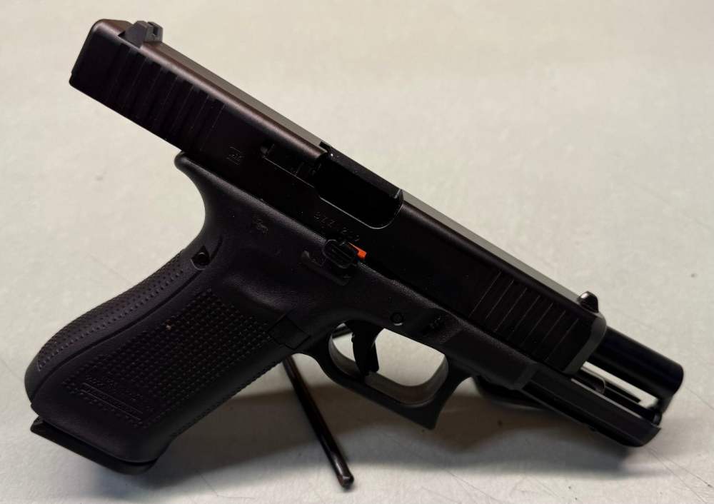 Glock 17 gen 5– 9mm – Excellent Condition – Original Box & 2 Magazines -img-7