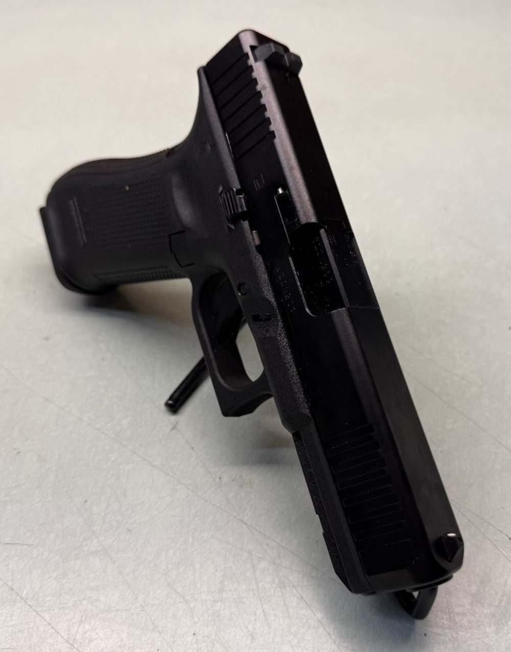Glock 17 gen 5– 9mm – Excellent Condition – Original Box & 2 Magazines -img-6