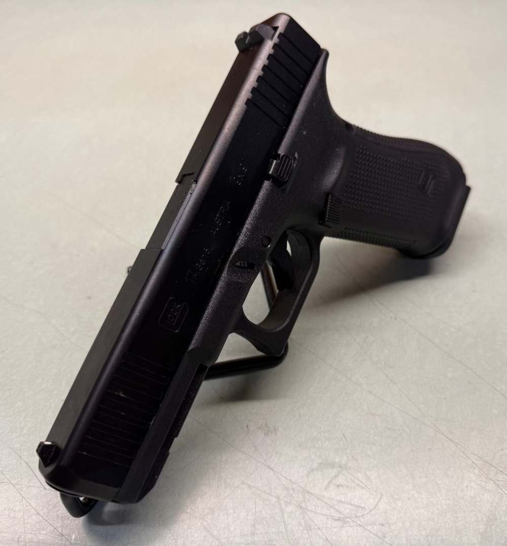 Glock 17 gen 5– 9mm – Excellent Condition – Original Box & 2 Magazines -img-1