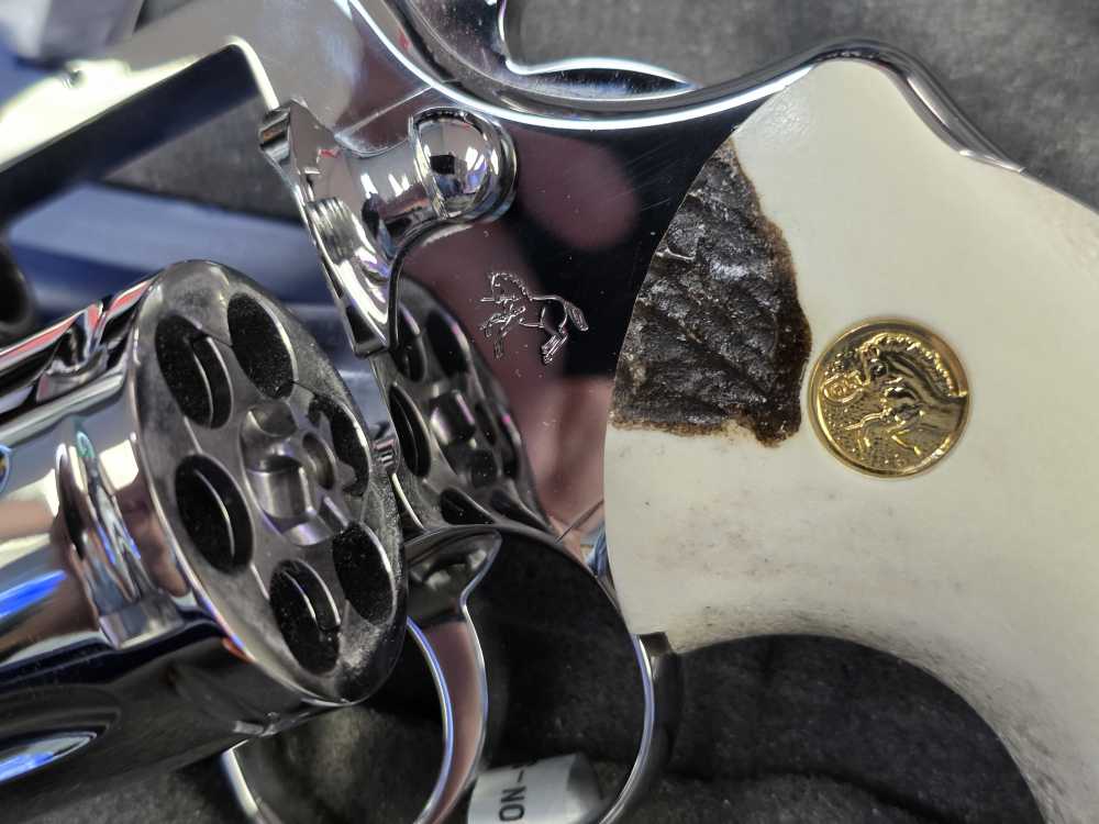 COLT PYTHON 3 INCH BRIGHT STAINLESS GENUINE  ELK STAG GRIPS FACTORY NEW -img-15
