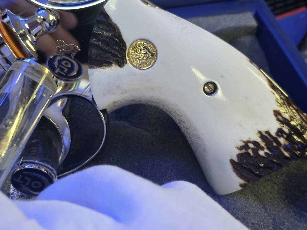 COLT PYTHON 3 INCH BRIGHT STAINLESS GENUINE  ELK STAG GRIPS FACTORY NEW -img-27