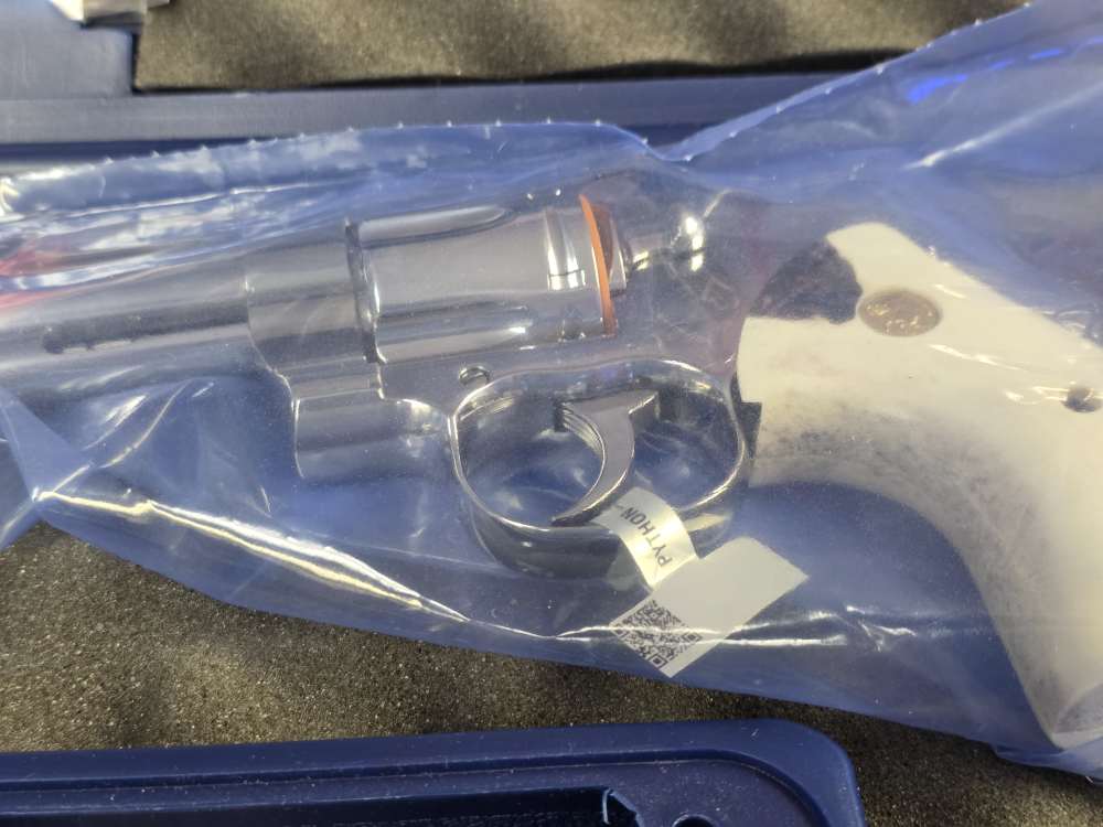 COLT PYTHON 3 INCH BRIGHT STAINLESS GENUINE  ELK STAG GRIPS FACTORY NEW -img-31