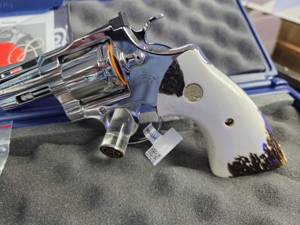 COLT PYTHON 3 INCH BRIGHT STAINLESS GENUINE  ELK STAG GRIPS FACTORY NEW -img-1