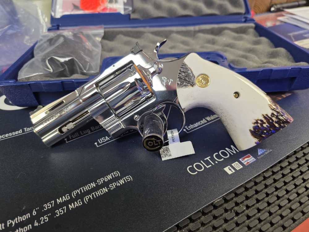 COLT PYTHON 3 INCH BRIGHT STAINLESS GENUINE  ELK STAG GRIPS FACTORY NEW -img-2