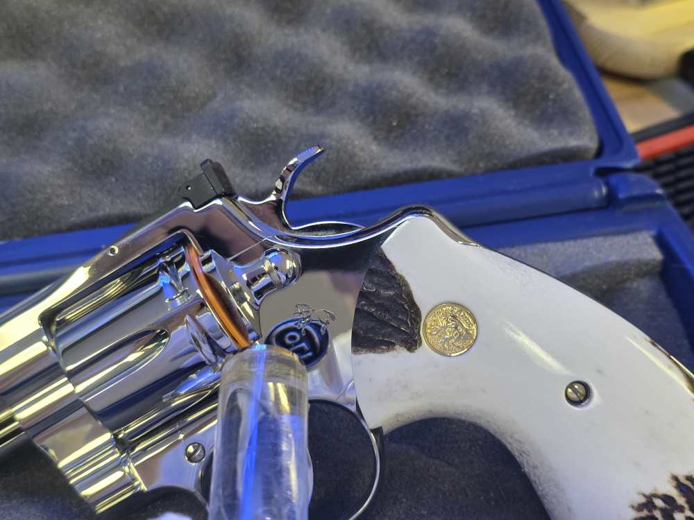 COLT PYTHON 3 INCH BRIGHT STAINLESS GENUINE  ELK STAG GRIPS FACTORY NEW -img-28