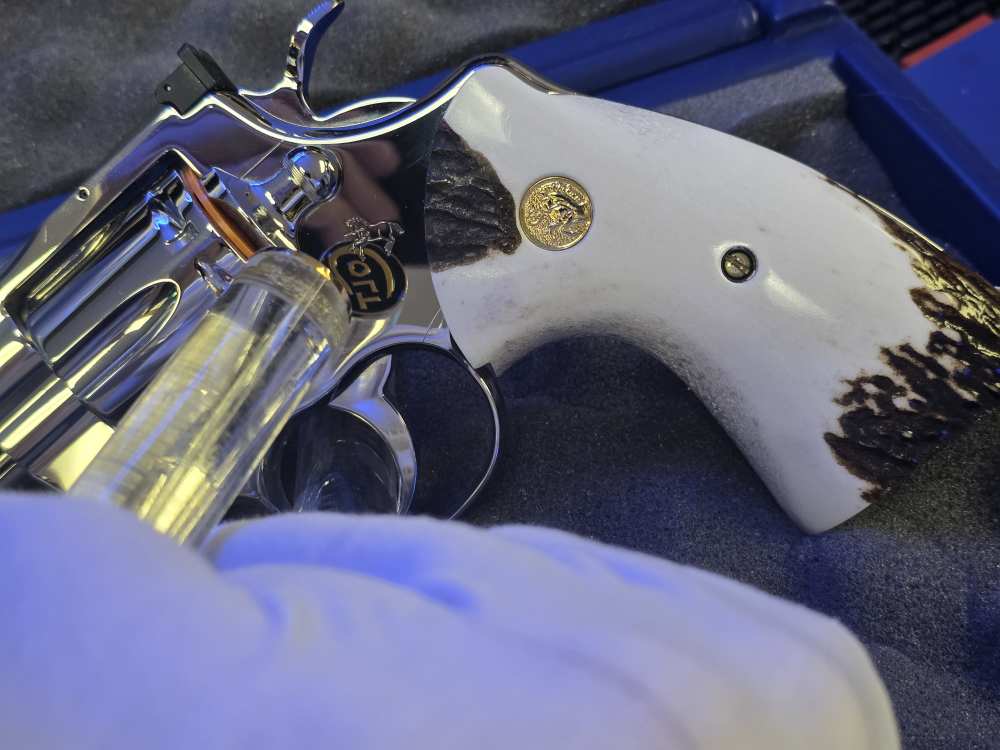 COLT PYTHON 3 INCH BRIGHT STAINLESS GENUINE  ELK STAG GRIPS FACTORY NEW -img-29