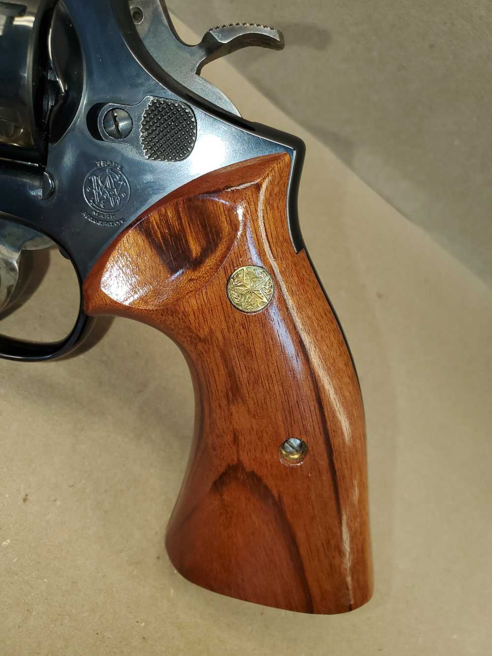 SMITH & WESSON COMMERATIVE 19-3 357 MAG 4"  TEXAS RANGERS W KNIFE 2 CASES-img-3