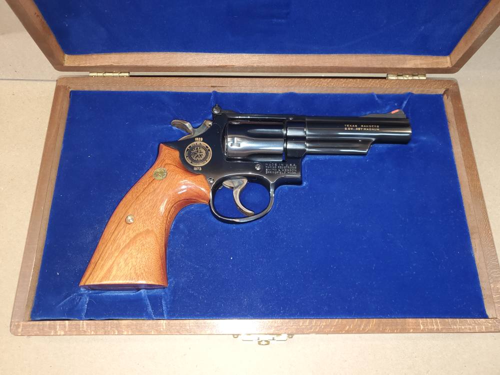 SMITH & WESSON COMMERATIVE 19-3 357 MAG 4"  TEXAS RANGERS W KNIFE 2 CASES-img-1