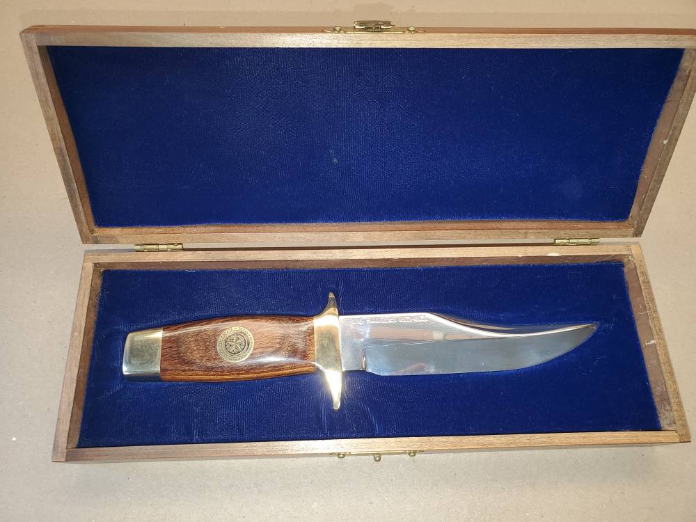 SMITH & WESSON COMMERATIVE 19-3 357 MAG 4"  TEXAS RANGERS W KNIFE 2 CASES-img-13