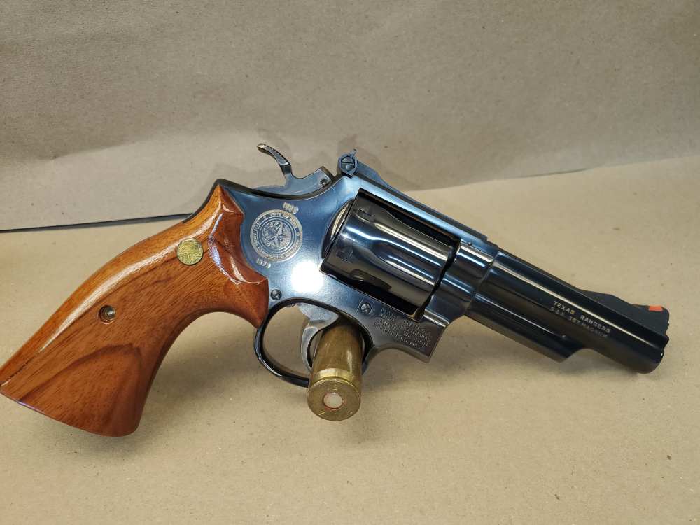 SMITH & WESSON COMMERATIVE 19-3 357 MAG 4"  TEXAS RANGERS W KNIFE 2 CASES-img-5