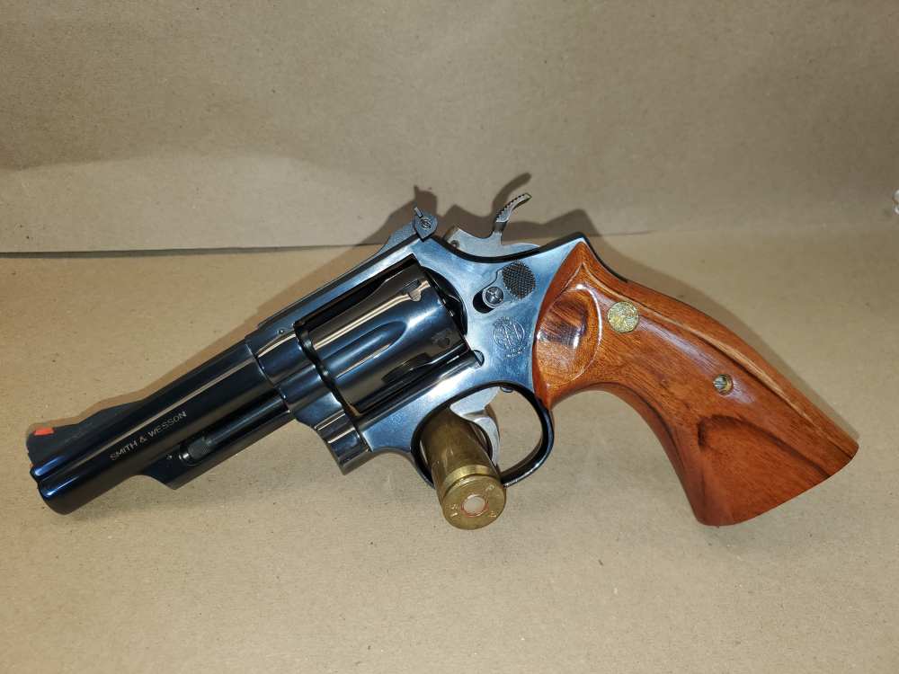 SMITH & WESSON COMMERATIVE 19-3 357 MAG 4"  TEXAS RANGERS W KNIFE 2 CASES-img-2