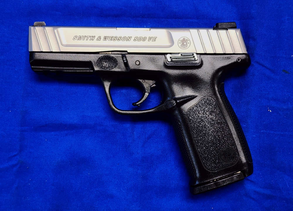 SMITH & WESSON SD9VE 9MM 4" TWO-TONE STAINLESS - EXCELLENT-img-1