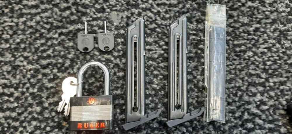RUGER PISTOL TARGET 22/45 MKIII TWO MAGS IN ORG CASE-img-10