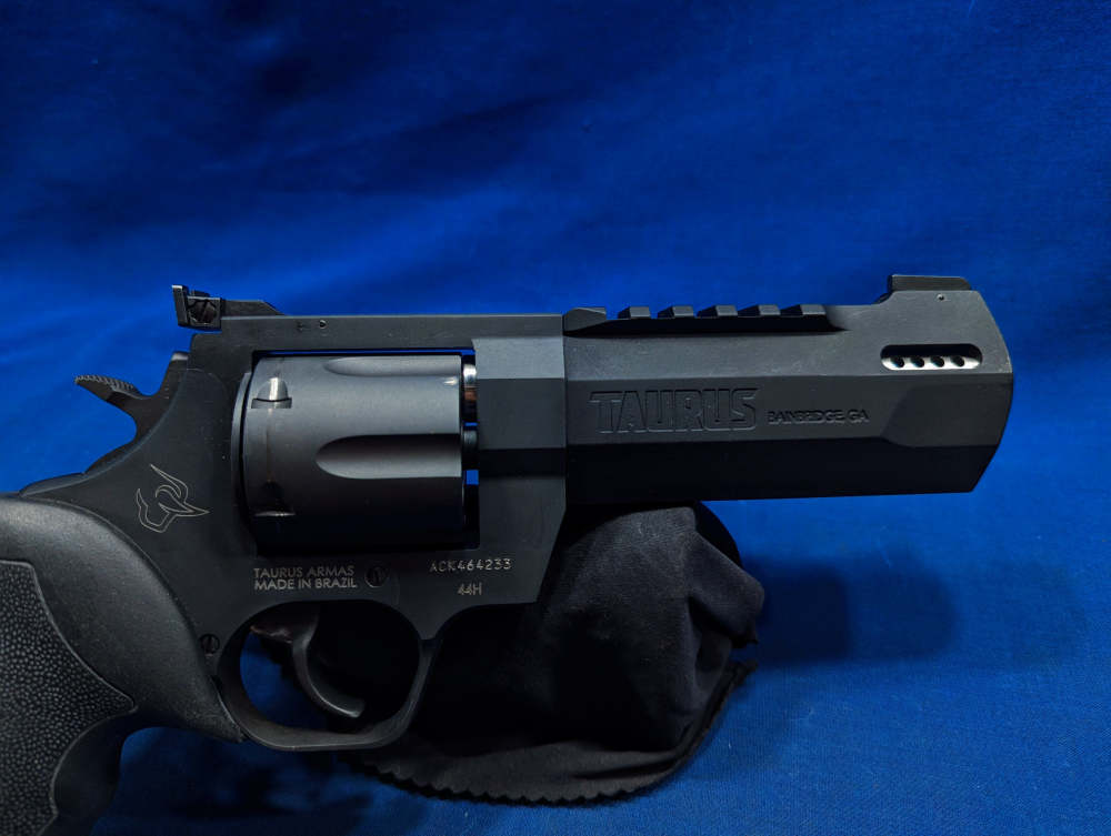 Taurus Raging Hunter .44 Mag 5 1/2" Ported Barrel - Matte Black Excellent!-img-3