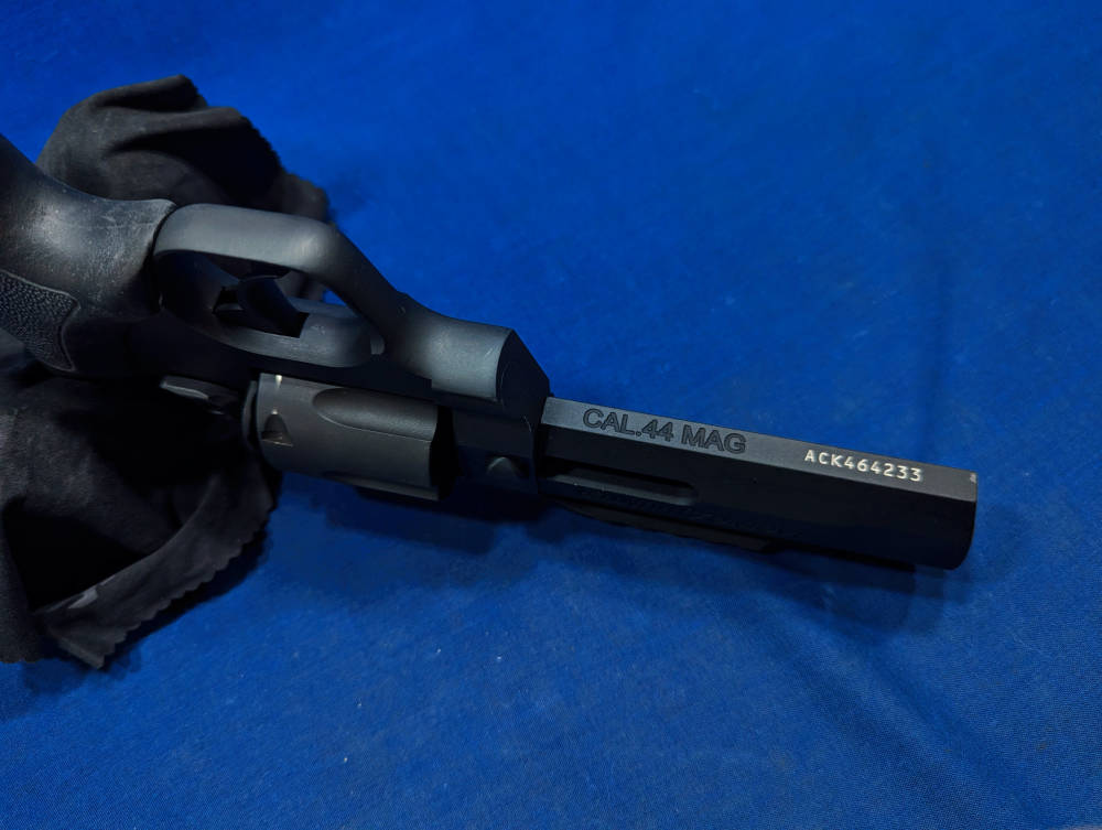 Taurus Raging Hunter .44 Mag 5 1/2" Ported Barrel - Matte Black Excellent!-img-9