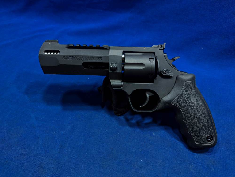 Taurus Raging Hunter .44 Mag 5 1/2" Ported Barrel - Matte Black Excellent!-img-4