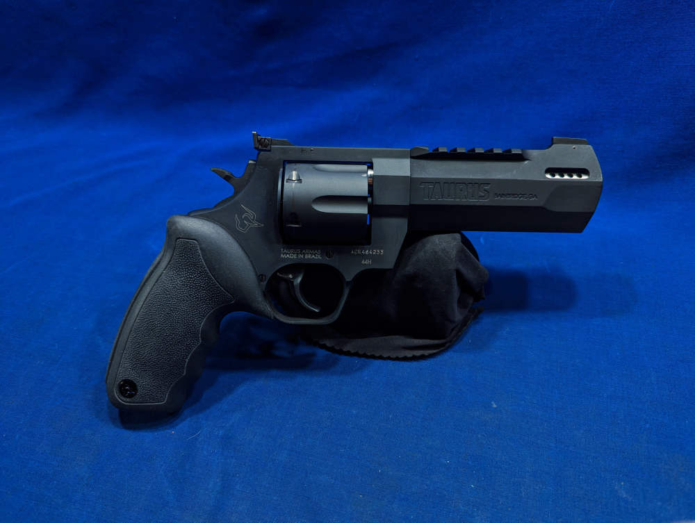 Taurus Raging Hunter .44 Mag 5 1/2" Ported Barrel - Matte Black Excellent!-img-1