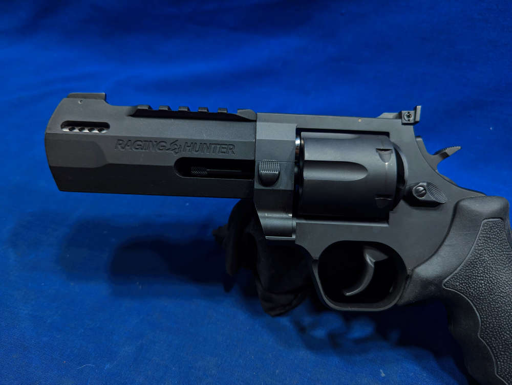 Taurus Raging Hunter .44 Mag 5 1/2" Ported Barrel - Matte Black Excellent!-img-5