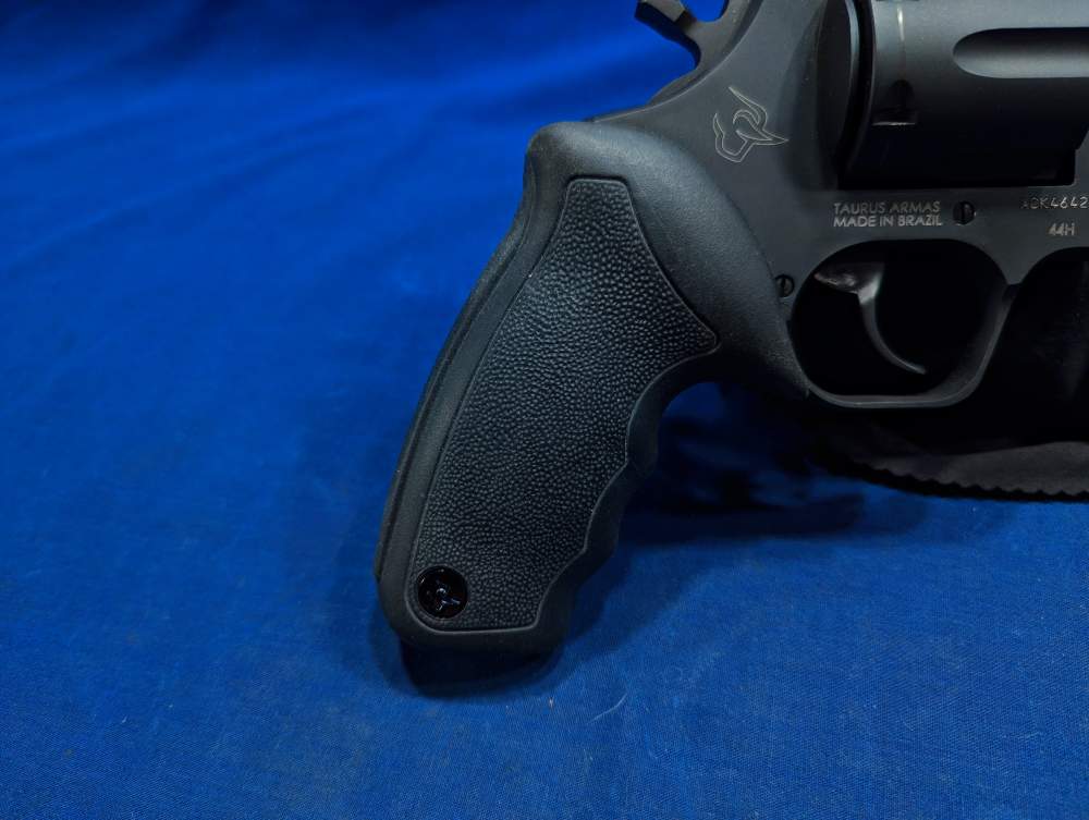 Taurus Raging Hunter .44 Mag 5 1/2" Ported Barrel - Matte Black Excellent!-img-2