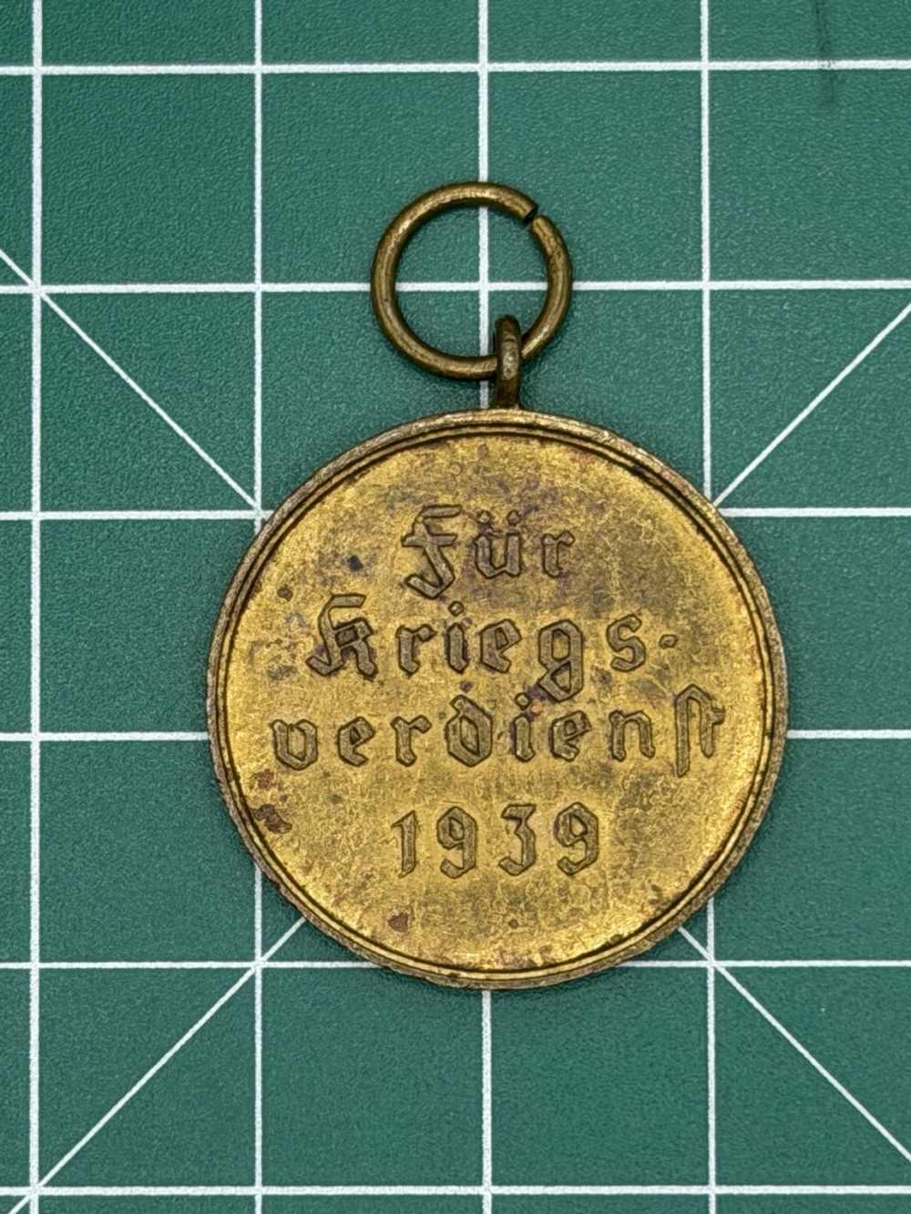WWII German 1939 War Merit Medal Kriegsverdienst Bronze No Ribbon-img-1