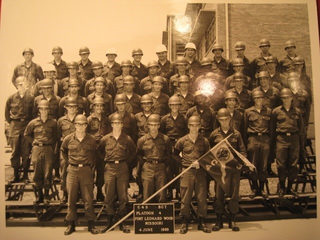 US Army Basic Training 1969 Fort Leonard Wood Manual Book USA-img-3