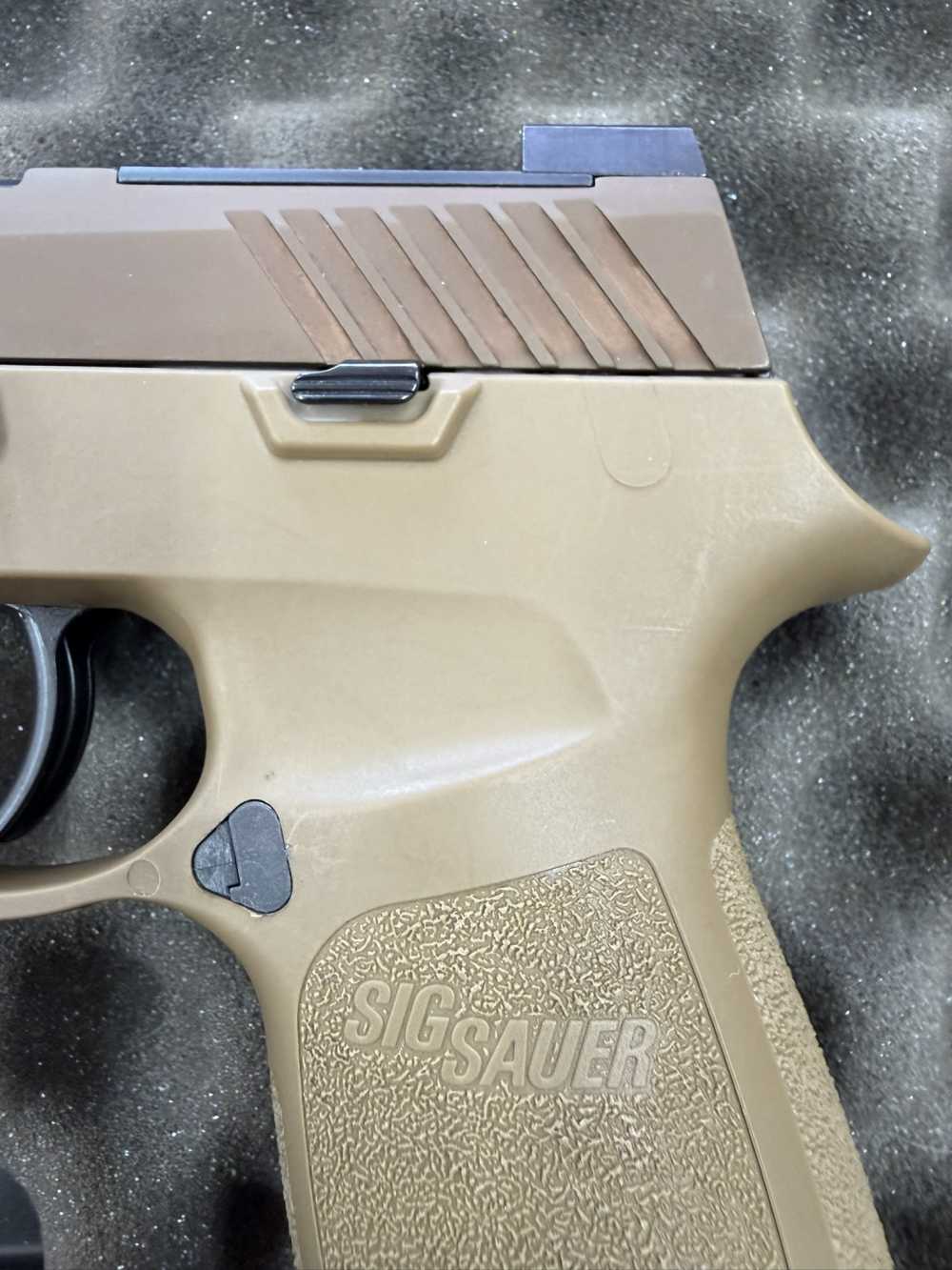 Sig Sauer M17 9mm No thumb safety-img-3