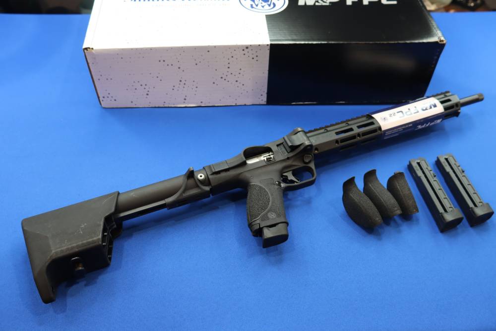 Smith & Wesson Model M&P FPC Rifle 22LR Tactical Folder S&W 20rd 14171 NEW -img-0