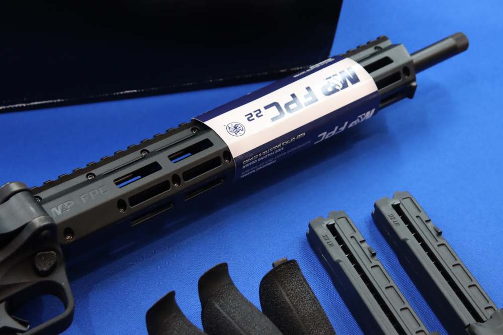 Smith & Wesson Model M&P FPC Rifle 22LR Tactical Folder S&W 20rd 14171 NEW -img-6