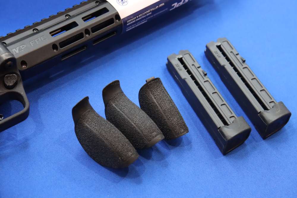 Smith & Wesson Model M&P FPC Rifle 22LR Tactical Folder S&W 20rd 14171 NEW -img-7