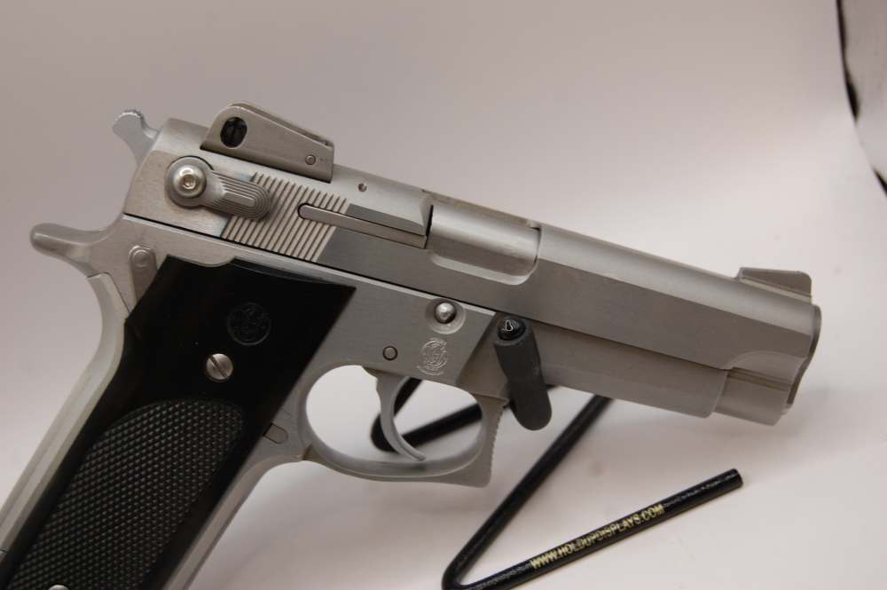 Smith & Wesson Model 659 Semi-Automatic Pistol Mint 6 mags extra grips-img-22