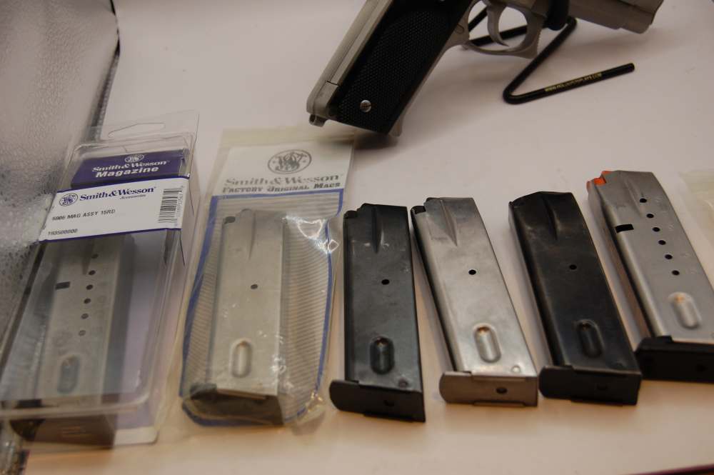 Smith & Wesson Model 659 Semi-Automatic Pistol Mint 6 mags extra grips-img-24