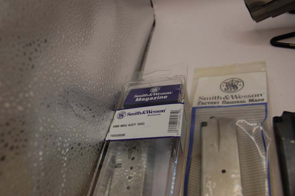 Smith & Wesson Model 659 Semi-Automatic Pistol Mint 6 mags extra grips-img-12