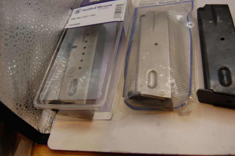 Smith & Wesson Model 659 Semi-Automatic Pistol Mint 6 mags extra grips-img-11