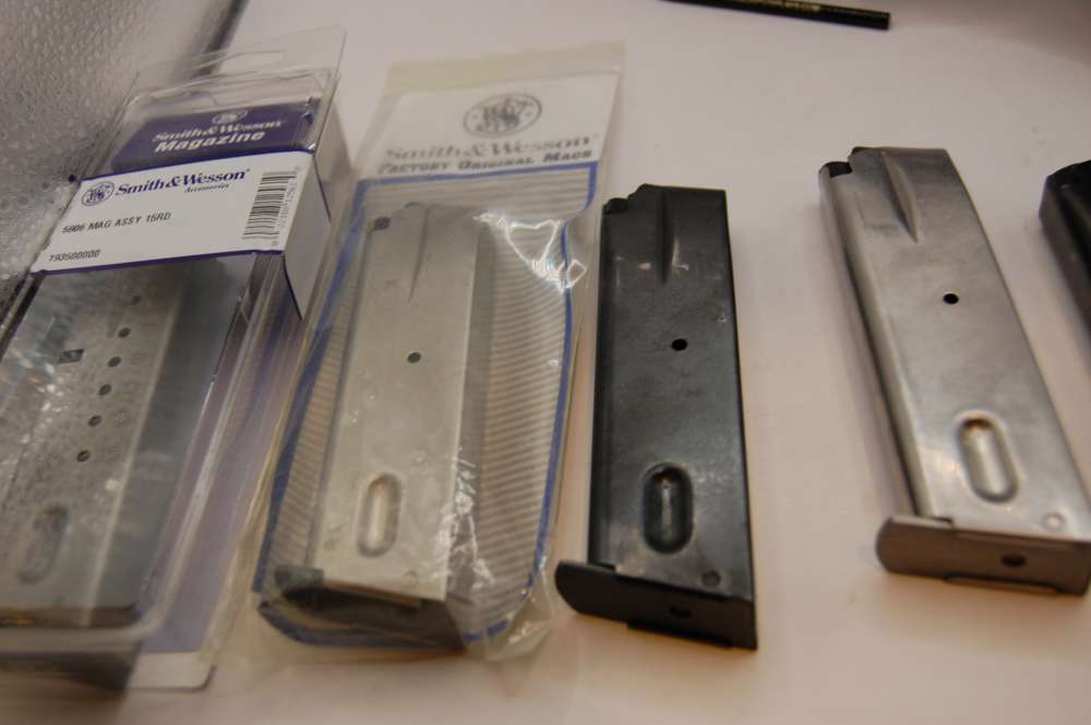 Smith & Wesson Model 659 Semi-Automatic Pistol Mint 6 mags extra grips-img-9