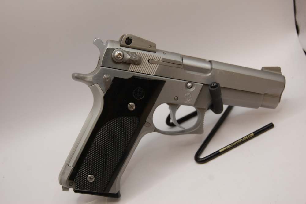 Smith & Wesson Model 659 Semi-Automatic Pistol Mint 6 mags extra grips-img-28