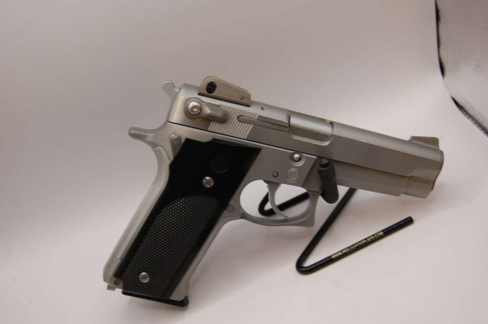 Smith & Wesson Model 659 Semi-Automatic Pistol Mint 6 mags extra grips-img-18
