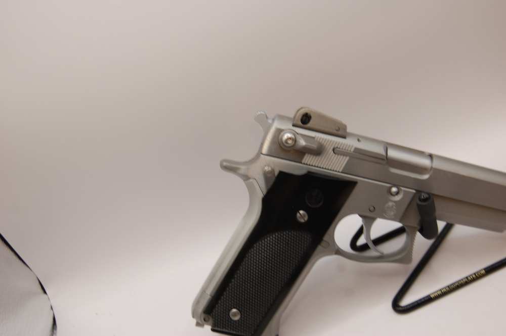 Smith & Wesson Model 659 Semi-Automatic Pistol Mint 6 mags extra grips-img-19