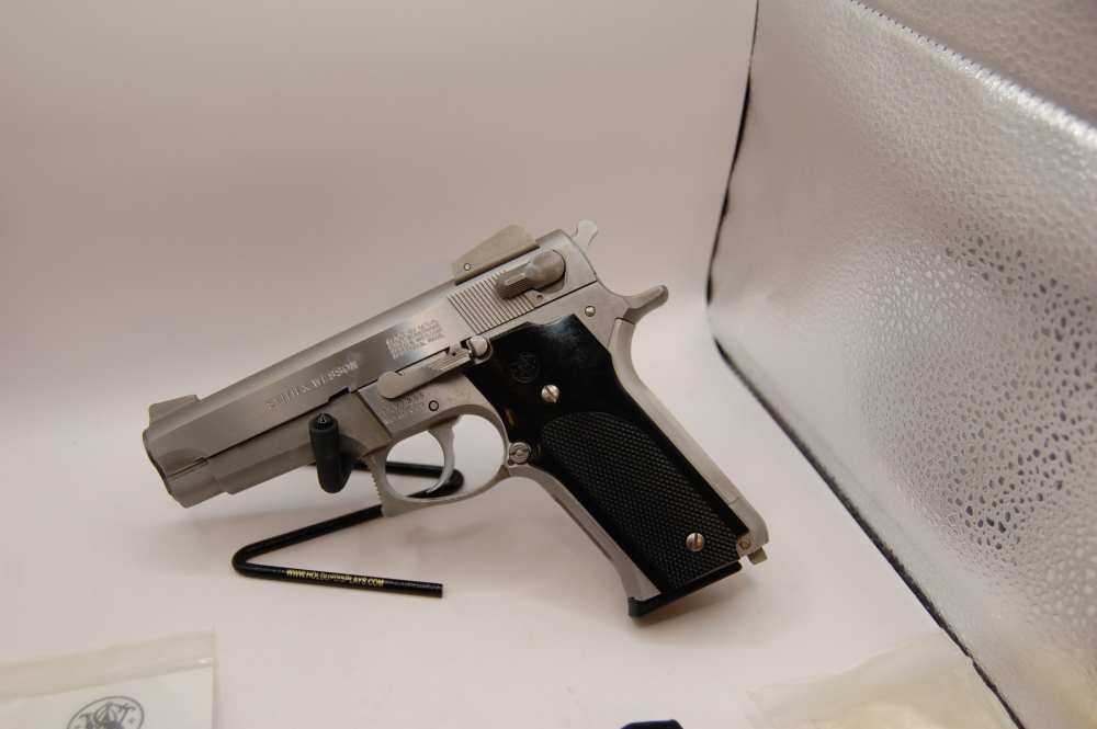 Smith & Wesson Model 659 Semi-Automatic Pistol Mint 6 mags extra grips-img-14