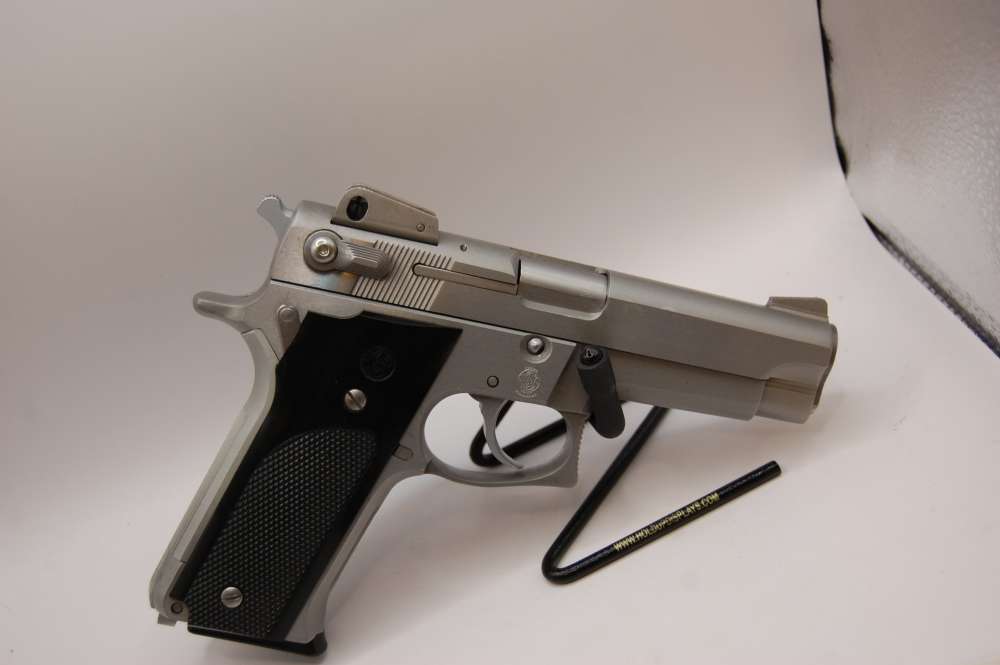 Smith & Wesson Model 659 Semi-Automatic Pistol Mint 6 mags extra grips-img-20