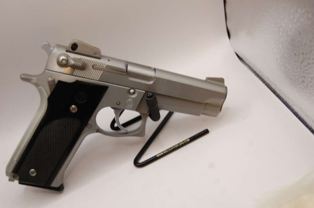 Smith & Wesson Model 659 Semi-Automatic Pistol Mint 6 mags extra grips-img-17