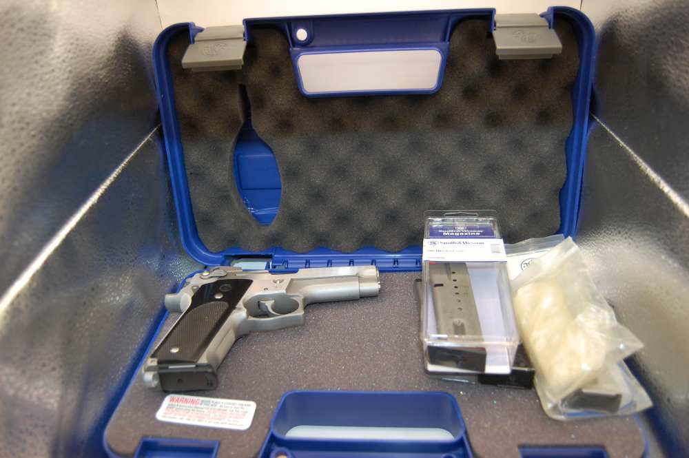 Smith & Wesson Model 659 Semi-Automatic Pistol Mint 6 mags extra grips-img-29